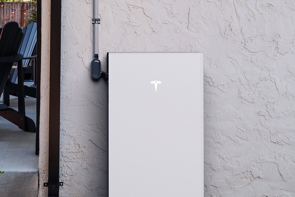 Baterías de Respaldo – Power Financial Puerto Rico Batería Tesla Powerwall instalada en pared exterior