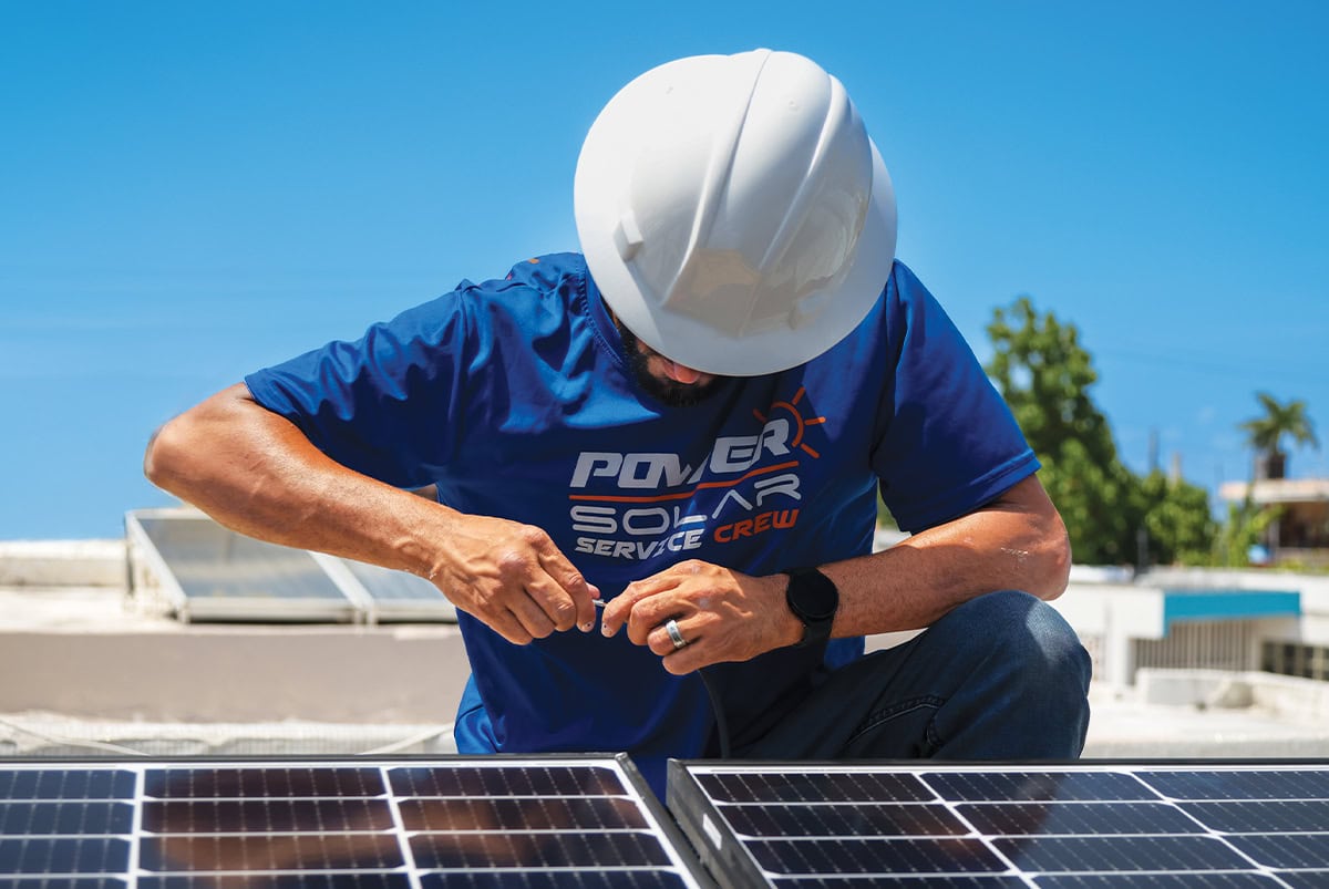 Sistemas Solares – Power Financial Puerto Rico Técnico instalando paneles solares en techo