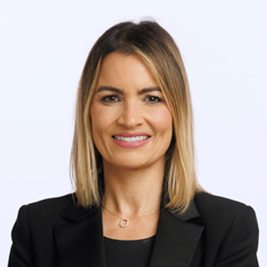 Retrato profesional de Karla Zambrana, Chief Operating Officer de Power Financial