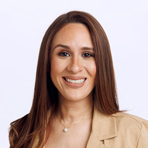 Retrato profesional de Micknelly García, directora de Operaciones Comerciales de Power Financial