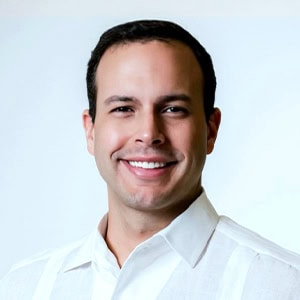 Retrato profesional de Nick Pastrana, líder de Asuntos Gubernamentales y Política Pública de Power Financial